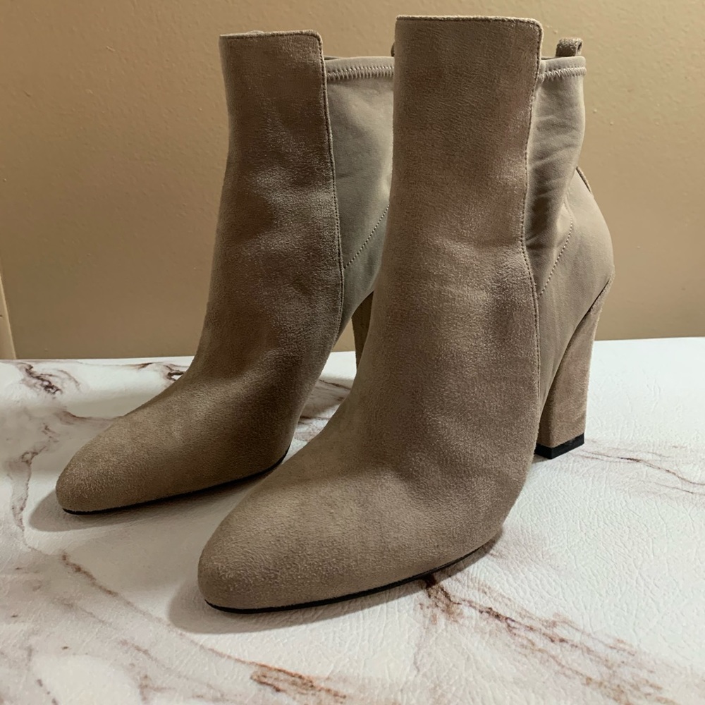 Ivanka Trump ITSUNAL Suede Ankle Bootie Women's 9